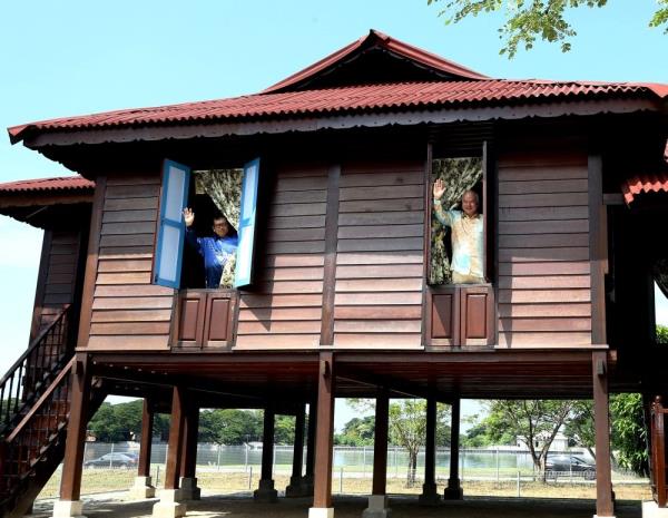 Free admission to Lat House Gallery until early September