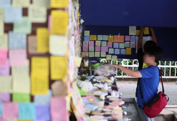 一名小学学生在周二向上周在首尔Seocho-gu自杀的23岁小学老师的纪念碑致敬。(联合通讯社)