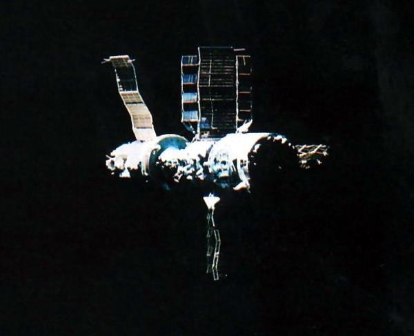 最后一批离开的船员拍摄的礼炮7号宇宙号(Salyut - 7-Kosmos 1686)