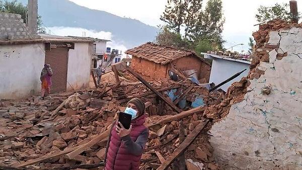 尼泊尔地震后数千人露宿户外，造成至少157人遇难