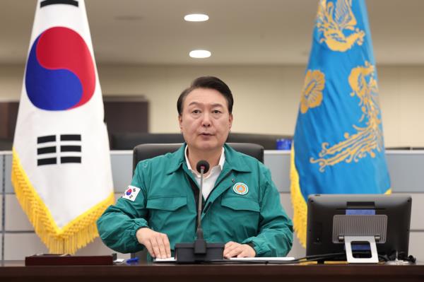 总统尹锡悦在总统府紧急会议上讨论应对台风康儒的准备情况，周二。(总统府)