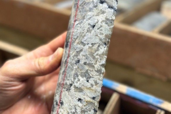 来自战车公司在美国怀俄明州Black Mountain锂项目的第一口钻孔的钻石钻芯样本。