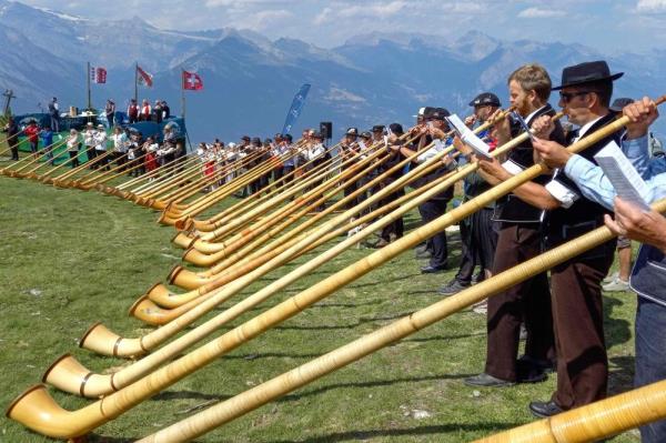 Alphorn fest brings sound of music to Swiss mountains