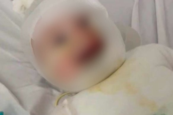 九个月大的男孩在周六首次微笑、笑出声并开始玩耍。