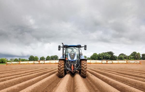 Colin Buttimer using a 24m sprayer with a pre-emergence spray on his Markies potatoes. Picture: David Creedon Colin Buttimer using a 24m sprayer with a pre-emergence spray on his Markies potatoes. Picture: David Creedon