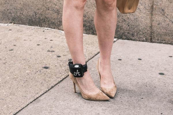 Anna Delvey wearing the ankle tracker.