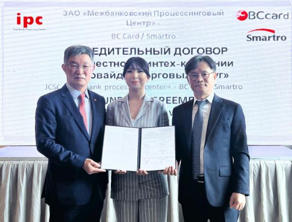 左起: BC信用卡首席执行官崔元锡、IPC首席执行官Jamangulova Kanykei Joluchuevna及Smartro首席执行官张吉东在比什凯克签署合资企业协议后合影。 (BC Card)