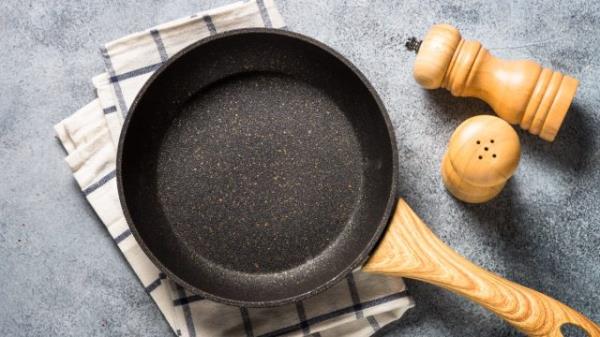 nonstick skillet with salt and pepper grinders
