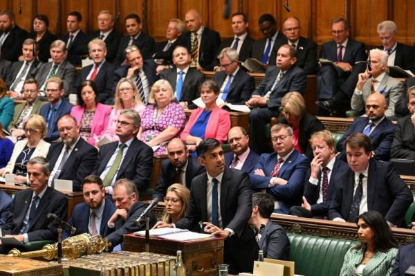英国首相苏纳克在关键选举中避免惨败