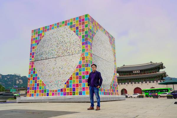 Kang Ik-joong poses with his installation