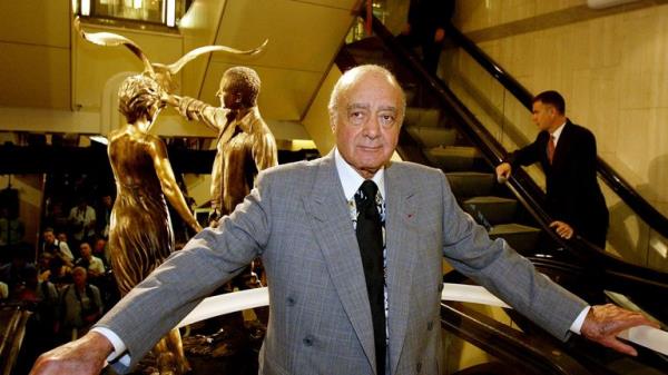 Harrods chairman Mohamed Al Fayed (C) unveils a memorial (L) to his son Dodi and Britain&#39;s Diana, Princess of Wales at Harrods in London, September 1, 2005. The new permanent memorial statue was unveiled on Thursday on the eighth anniversary of the deaths of Dodi and Diana in a car crash in Paris.
