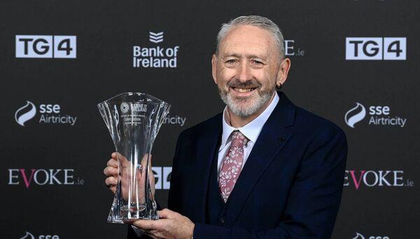 SERVICES AWARD:  Wexford Youths' Dave Cassin with his Services to Women's Football award. ic: Stephen McCarthy/Sportsfile 