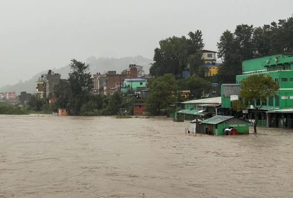 尼泊尔发生毁灭性洪水和山体滑坡，造成10人死亡，仍有18人失踪