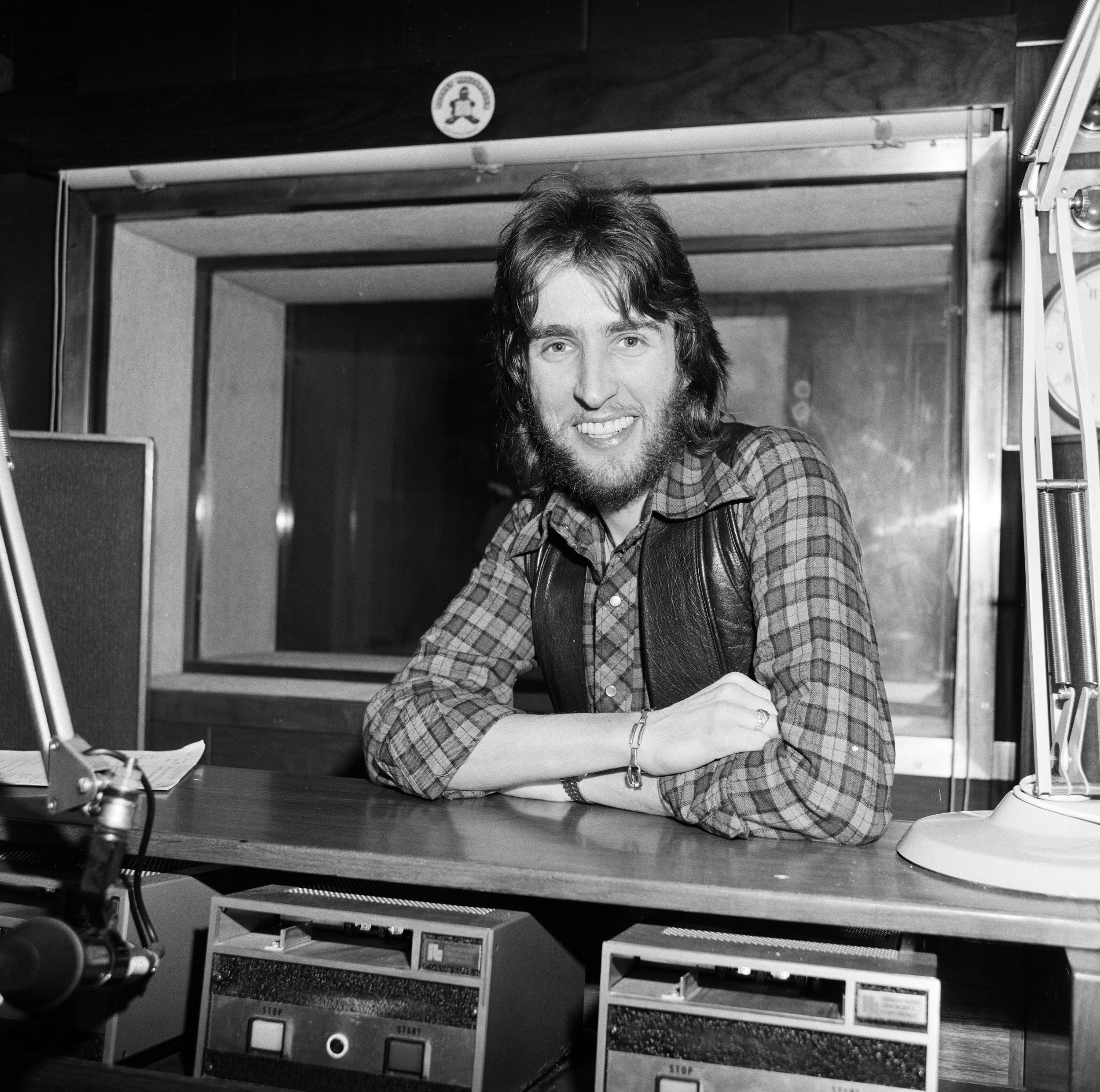 BBC电台DJ约翰尼·沃克在1976年摆姿势为一张照片