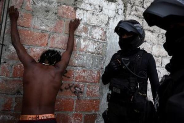 Police search a suspect in Guayaquil this Friday.