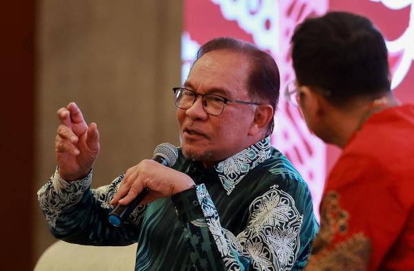 Ahmad Zahid's DNAA: PM Anwar says he ‘did not interfere, AG had the powers to handle the case’