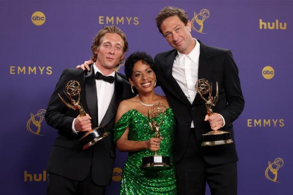 Ebon Moss-Bachrach, Liza colon-Zayas and Jeremy Allen White holding trophies