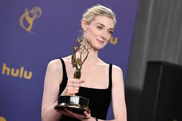 Elizabeth Debicki holding a trophy