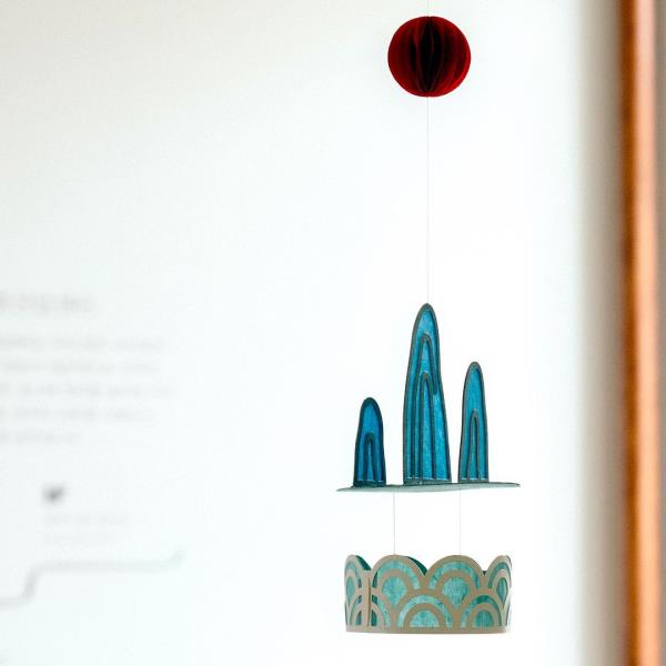A sample of a “Sipjangsaeng” mobile made of hanji (Hanji Culture and Industry Center)