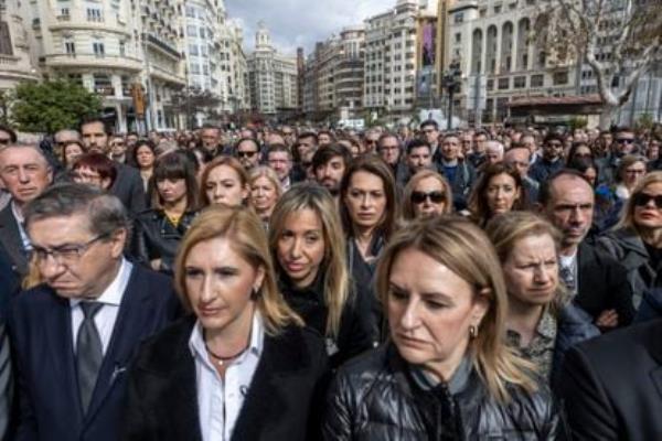 Valencia City Hall holds five minutes of silence, which ended with a round of applause, for the victims of the fire in a building in the neighborhood of Campanar.
