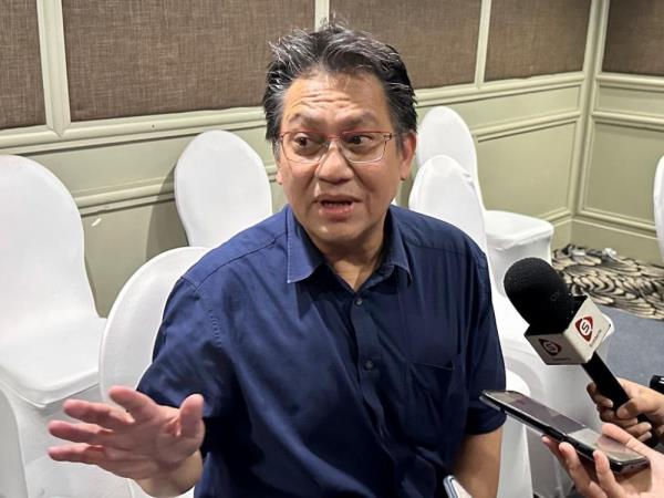 巫统的努尔贾兹兰指责伊斯兰党对民政党的‘伊玛目纳瓦维的40行圣训’模块反对保持沉默