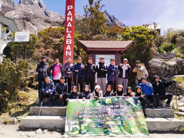 Group photo of participants.