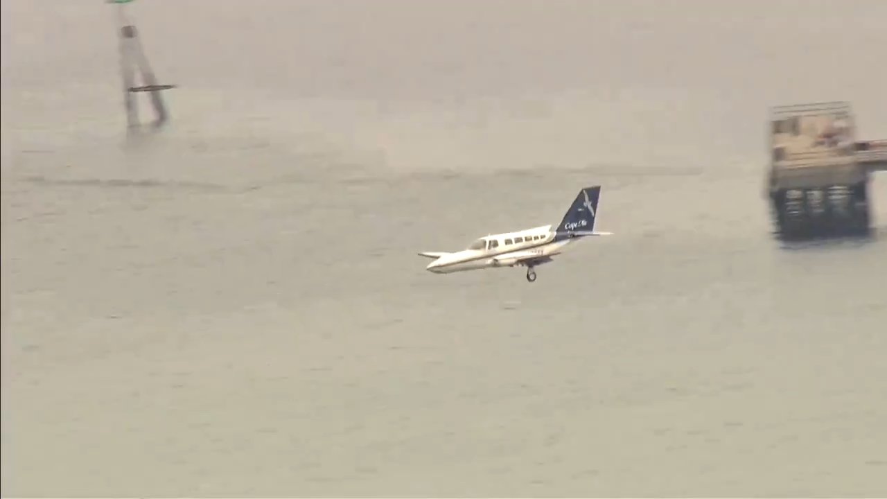 Emergency landing in Boston: Cape Air flight with only one landing gear Incredible moment plane makes emergency landing with one wheel 1981 Cape Air Cessna 402C aircraft (N18VV)