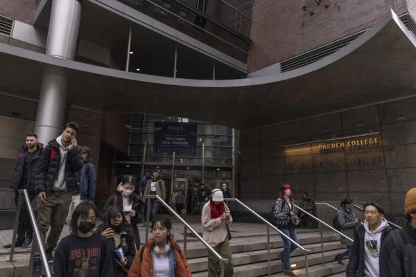 2022年12月8日，学生们走出纽约巴鲁克学院的一栋建筑。