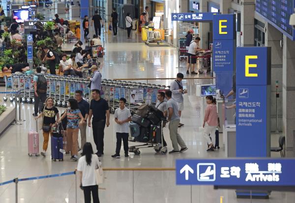 Passengers arrive at Incheon Airport on July 2. (Yonhap)