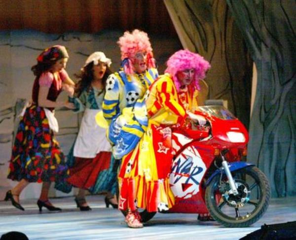 灰姑娘的两个丑陋姐妹,弗兰克·托米和艾恩·哈利,在2005年Everyman Palace Theatre的《灰姑娘》舞台剧中骑摩托车上场。图片:Cillian Kelly 灰姑娘的两个丑陋姐妹,弗兰克·托米和艾恩·哈利,在2005年Everyman Palace Theatre的《灰姑娘》舞台剧中骑摩托车上场。图片:Cillian Kelly
