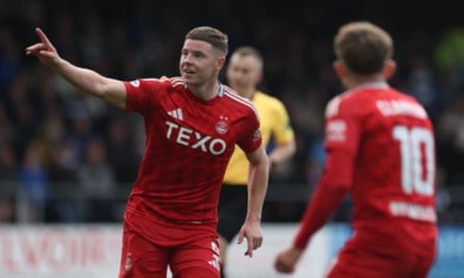 Kevin Nisbet celebrates Aberdeen’s opening goal at Dens Park.