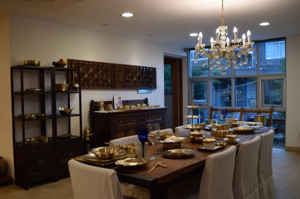 Cafe Noshi's second floor has various brassware on display. (Kim Hae-yeon/The Korea Herald)