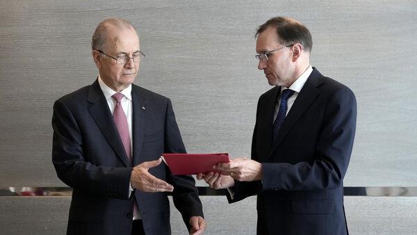 Norway hands papers to Palestinian PM for diplomatic recognition
