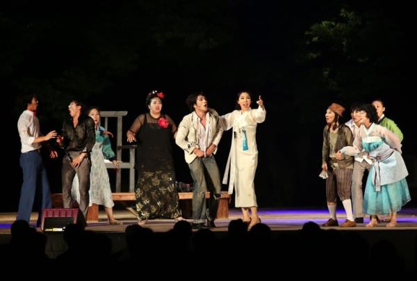 在这张未注明日期的照片中，演员们在密阳夏季表演艺术节上表演。(密阳夏季表演艺术节)