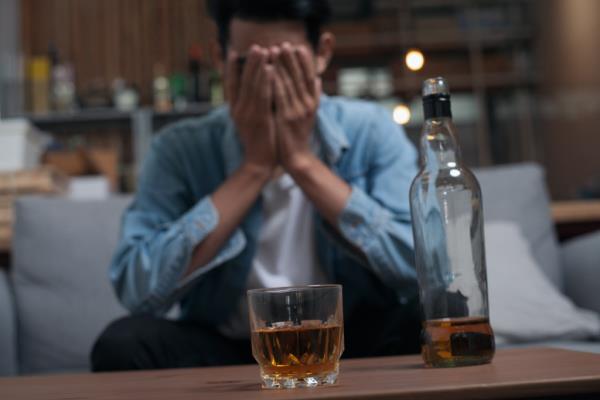 一名在与酗酒问题作斗争中挣扎的男子。