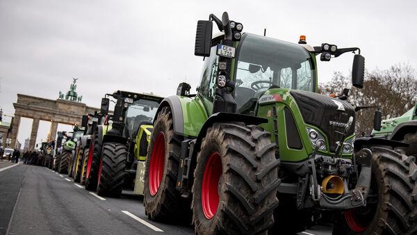 Tractors driven to protest at Brandenburg Gate