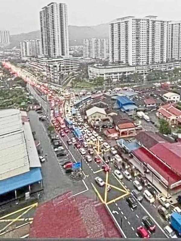 严重拥堵：由于昨天早晨的暴雨，巴扬巴鲁的司机们被困在大规模的交通堵塞中。— 图片来源于社交媒体