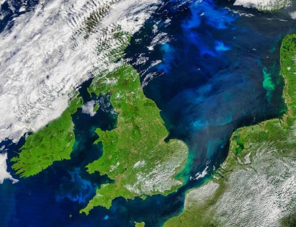 英国卫星地图,沿海水域中有浮游植物盛开。