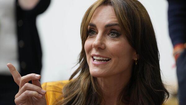 Kate Middleton filmed smiling alongside Prince William during Windsor farm shop visit