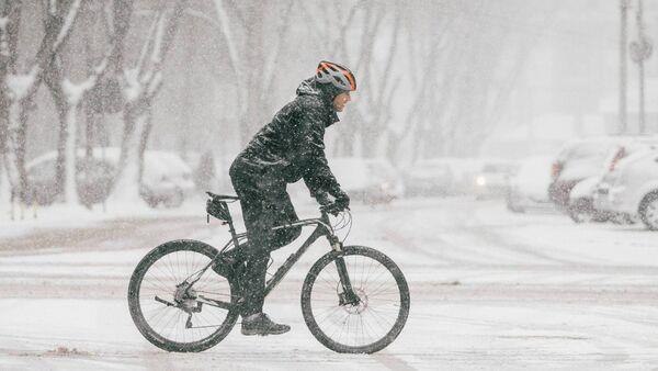 Life Hack: Cold weather tips for road users, including drivers and cyclists