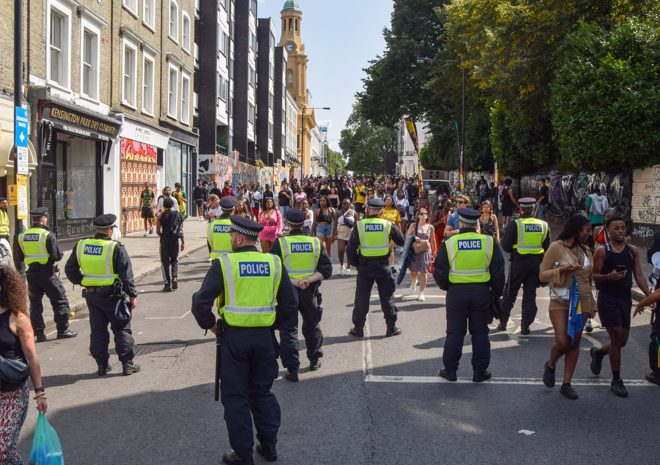 强制信用：由Vuk Valcic/ZUMA Press Wire/Shutterstock（14664415cw）拍摄警察在今年诺丁山狂欢节第二天加强安全措施时观察人群。伦敦热门的诺丁山地区的年度活动吸引了大约一百万人，主要是对加勒比文化的庆祝。诺丁山狂欢节第二天，英国伦敦，英格兰，英国-2024年8月26日