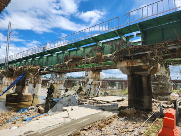 Shattered pieces of trees are seen hanging in the Miho Bridge in Osong-eup, North Chungcheong Province, in this photo taken Monday. The bridge is near the underpass that flooded Saturday and left 14 people dead or missing as of Monday. (Yoon Min-sik/The Korea Herald)