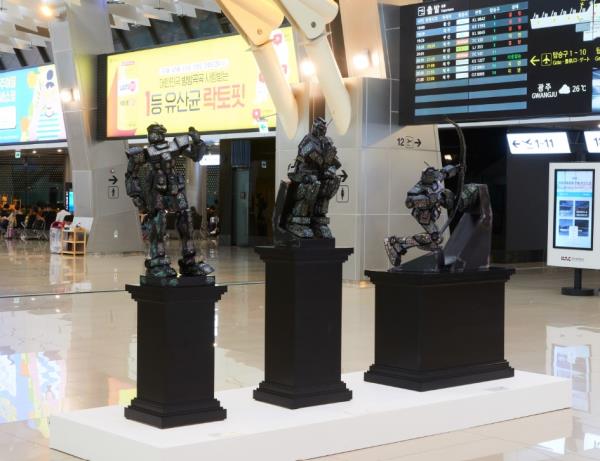 (From left) “David Gundam”, 