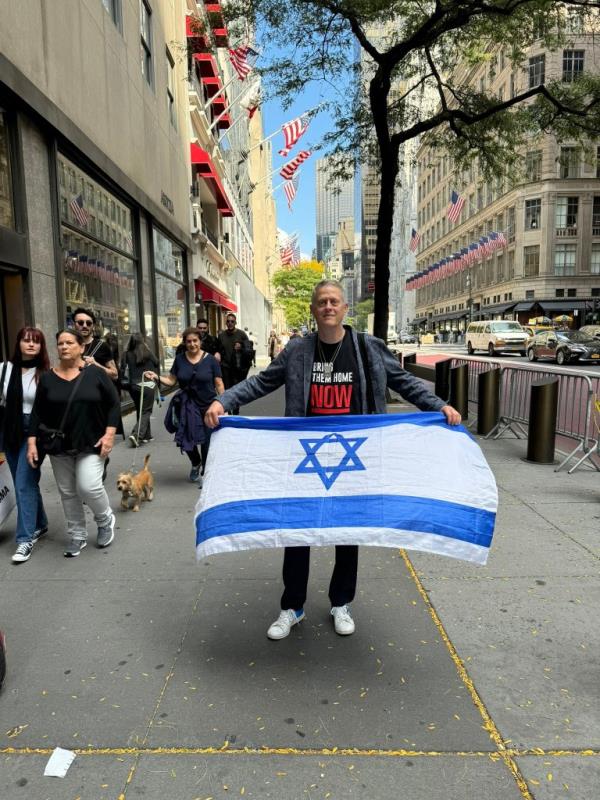 Democratic Majority for Israel co-chair Todd Richman holds an Israeli flag on a NYC sidewalk on Oct. 7, 2024.