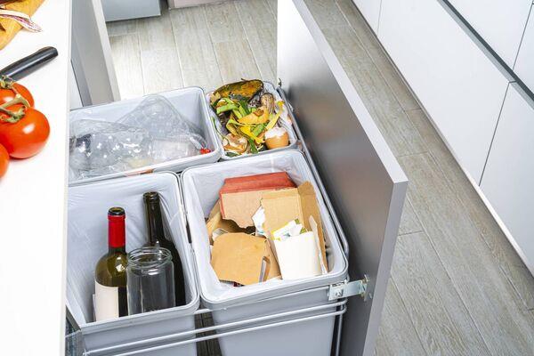 在室内使用良好的分类垃圾箱来处理有机物、可回收物和黑色垃圾。