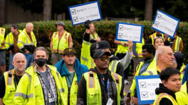 Boeing factory workers hold signs as they wait to vote on their first full contract in 16 years, at an International Association of Machinists and Aerospace Workers District 751 union hall, in Renton, Washington, US 12 September 2024. Photo: REUTERS/David Ryder 