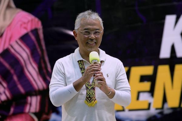 Agong hails 'extraordinary' Sabahans, Sarawakians for their willingness to wait and greet Kembara Kenali Borneo tour
