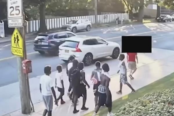一名62岁的斯塔顿岛男子在2024年7月15日的夜间散步时遭到九名青少年的袭击。