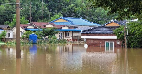 This shows a village in Buyeo County, South Chungcheong Province, flooded by torrential rain on Saturday. (Yonhap)