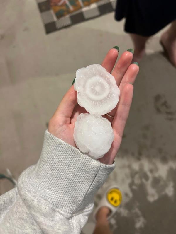暴风雨带来巨型‘大猩猩冰雹’，袭击堪萨斯州和密苏里州部分地区